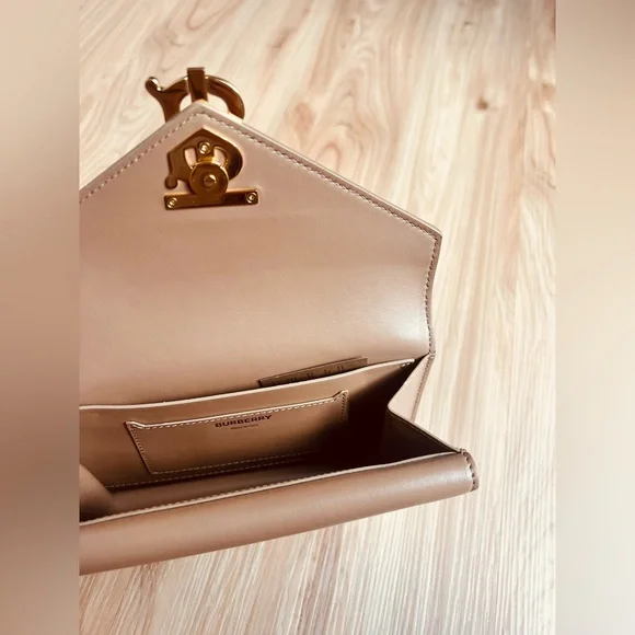 ❌❌❌ SOLD ❌❌❌ Burberry Quilted TB Envelope Belt Bag - Picture 9 of 15